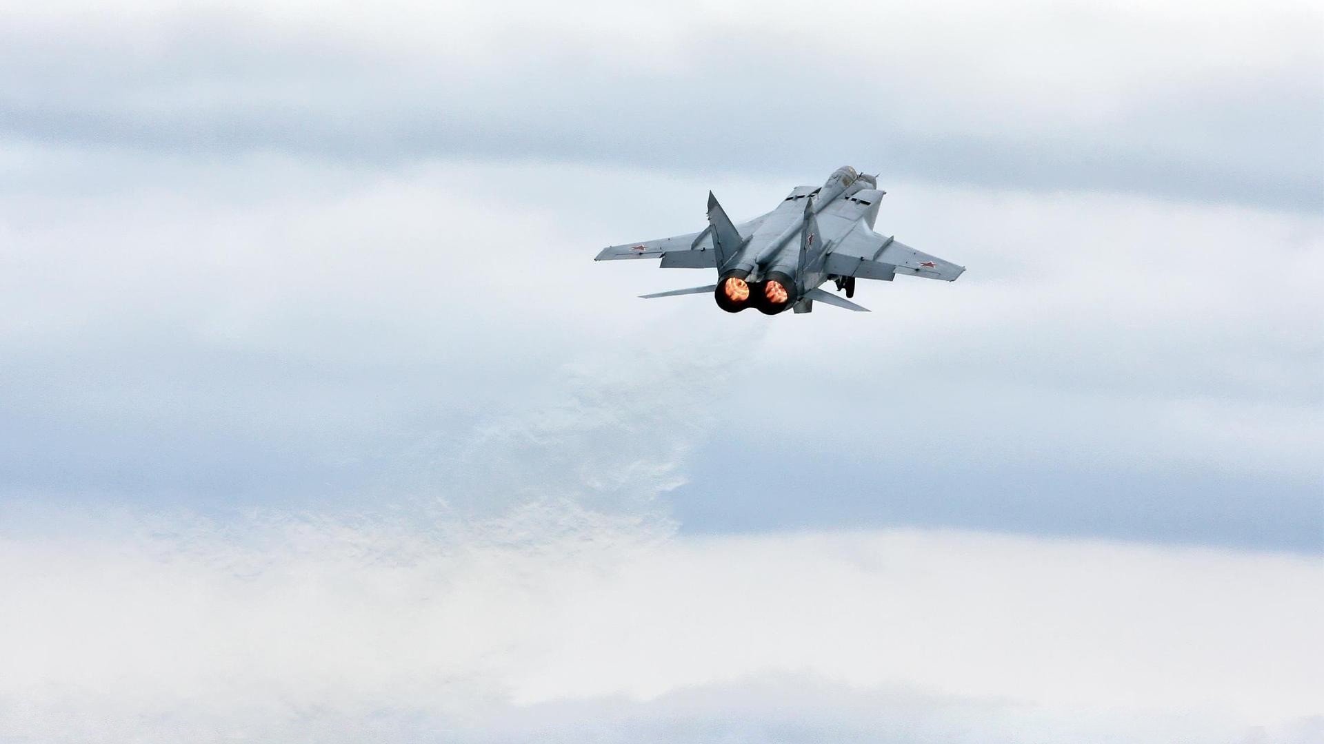 边路传球成功率是否与整体进攻流畅度正相关，边路接球